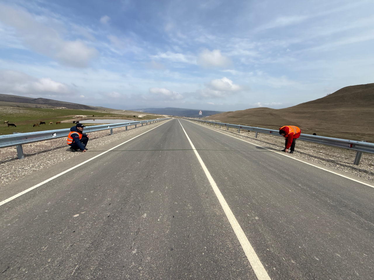 Дорожники и общественники проверили ход капремонта дороги на смотровую к Сулакскому каньону